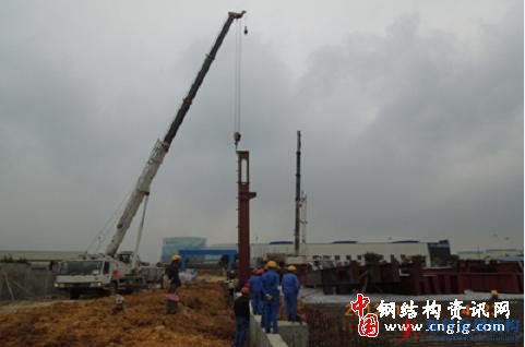中國五冶承建的柳州寶鋼二期主廠房鋼結構開始吊裝